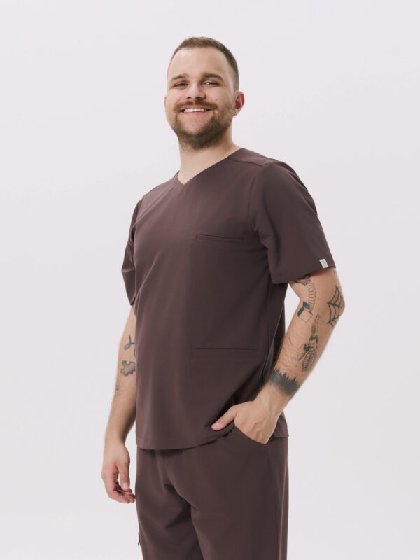 BLUZKA MEDYCZNA MĘSKA – SCRUBS – BASIC – CHOCOLATE